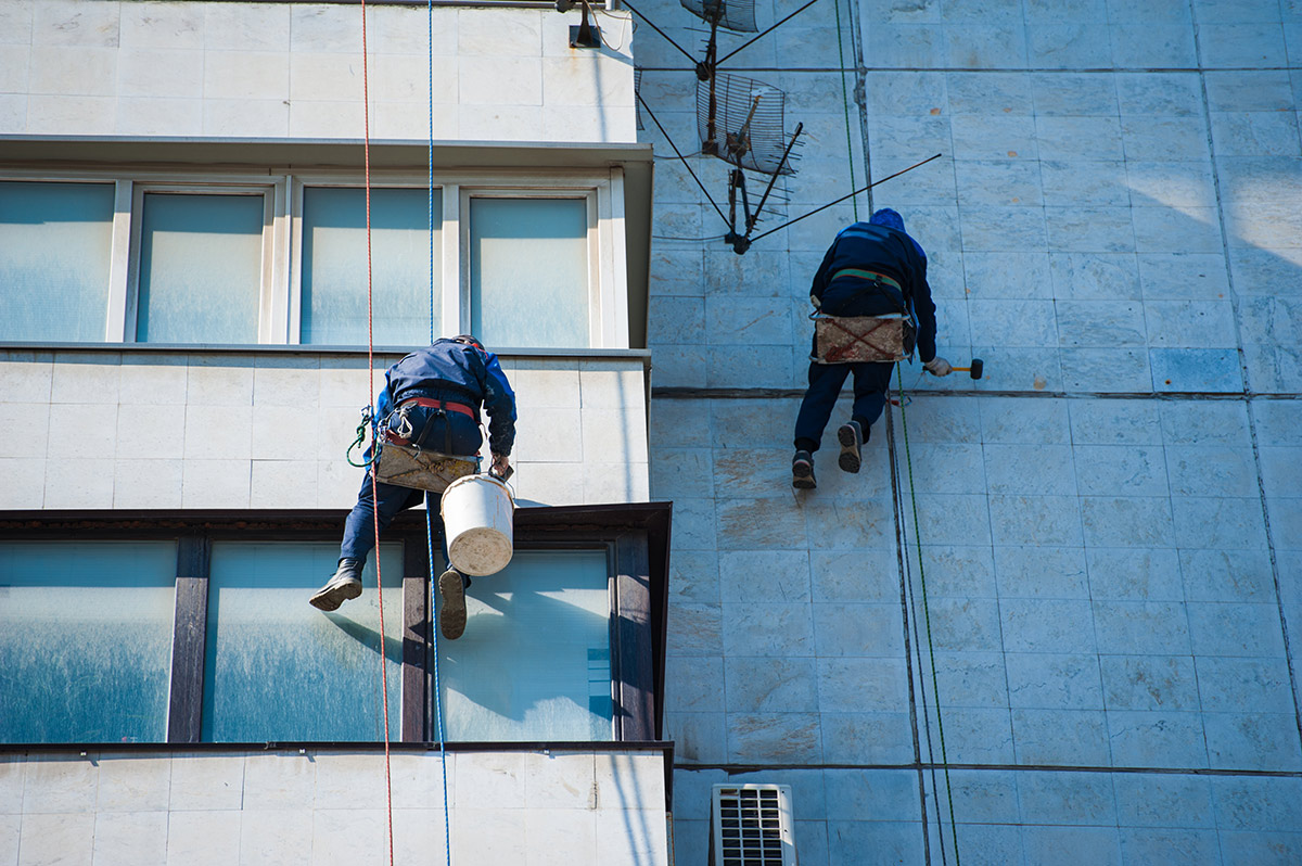 climbers carry out construction and installation
